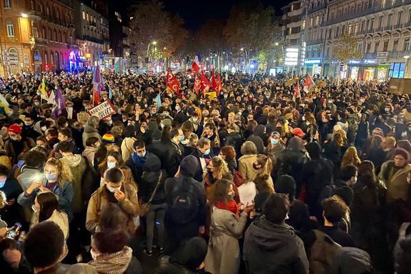 Les manifestants se sont donnés rendez-vous devant le monument au mort à Toulouse.