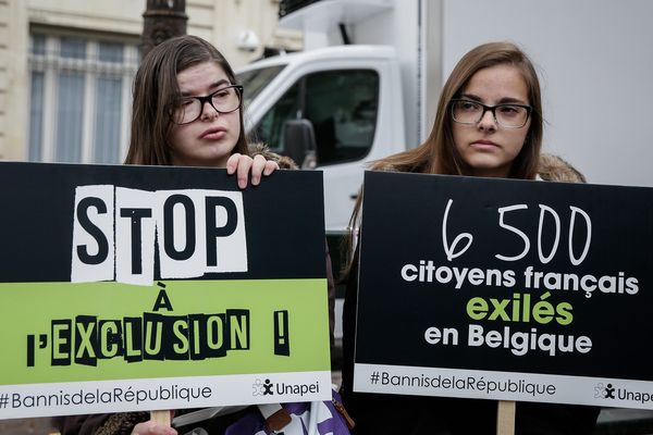 Une manifestation devant l'Assemblée Nationale en 2015. On parlait alors de 6500 personnes accueillies en Belgique. Elles sont désormais 6800.