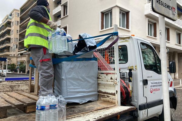 La Place de la Liberté à Toulon est l'un des points d'approvisionnement en eau mis en place.