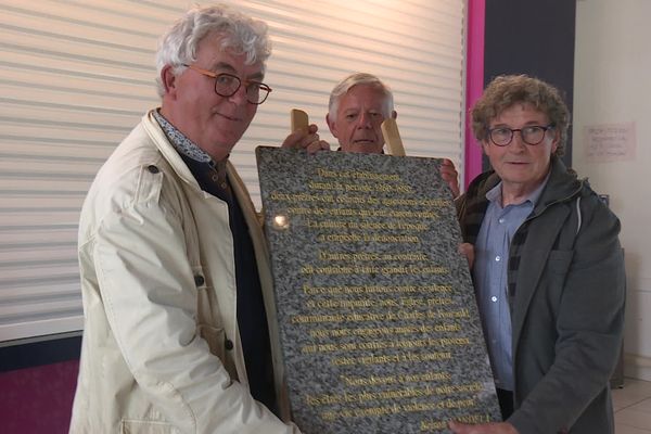 Philippe Abguillerm, Gérard Bihan et Jean-Yves Guéguen, le 28 mais 2024, lors du dévoilement de la plaque qui rend hommage aux victimes d'abus sexuels commis par deux prêtres du lycée Charles-de-Foucauld à Brest