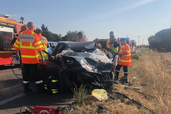 Le conducteur de la voiture est mort sur le coup.