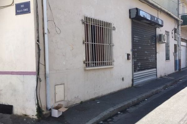 C'est devant cet ancien bar à chicha situé rue traverse de Pia, dans le quartier du bas Vernet, à Perpignan que la fusillade s'est produite au petit matin.