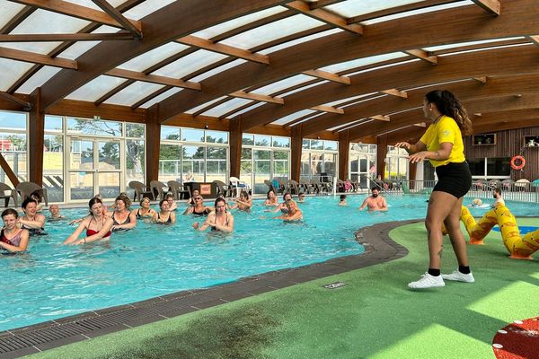 Shanna, l'animatrice de la piscine propose une séance d'Aqua Zumba aux résidents du camping