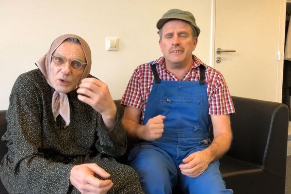 Maria (Vincent Dubois) et Christian (Jean-Christian Fraiscinet) tirent un "coup de chapeau" aux pompiers bénévoles d'Indre-et-Loire.