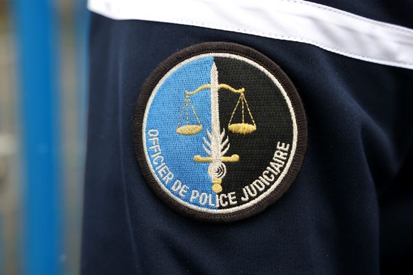 Un gendarme arbore le badge d' officier de police judiciaire (OPJ ) sur son uniforme.