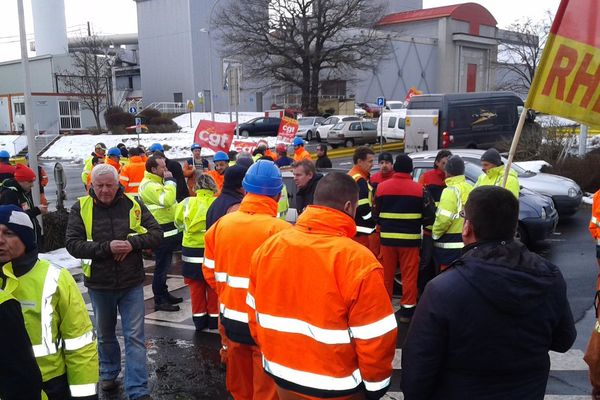 Une centaine de salariés ont débrayé pendant une heure le matin du 27 janvier 2017, à Constellium Issoire.