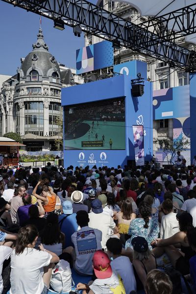 Des supporters regardent le match pour la médaille d'or de handball féminin entre la France et la Norvège lors des Jeux olympiques de Paris 2024, dans une fanzone installée à l'extérieur de l'Hôtel de Ville à Paris, le 10 août 2024.