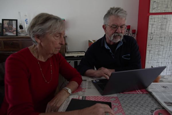 Jean-Paul Massonat et Edith Metzger, de l’association “Bien Vivre à Pierre-Bénite”. Ils avaient tous deux réalisé des analyses sanguines pour l'enquête de la journaliste Emilie Rosso, révélant la présence de PFAS dans le sang des riverains de la plateforme industrielle de cette commune lyonnaise.