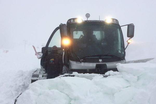 Même en moyenne montagne, le risque d’avalanche est pris très au sérieux. Sur le Massif du Sancy, dans le Puy-de-Dôme, le manteau neigeux fait l’objet d’une surveillance régulière, a fortiori après de nouvelles chutes comme ce fut le cas dans la nuit de jeudi à vendredi 2 mars.