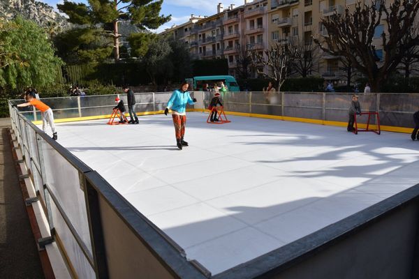 Cette année encore la mairie de Beaulieu-sur-mer a choisi une patinoire écologique avec une glisse synthetique.