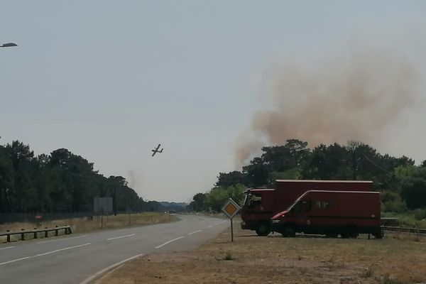 En milieu d'après-midi, samedi 16 juillet, le feu reprend du côté de la commune de Cazaux dans le secteur de La Teste-de-Buch (Gironde)