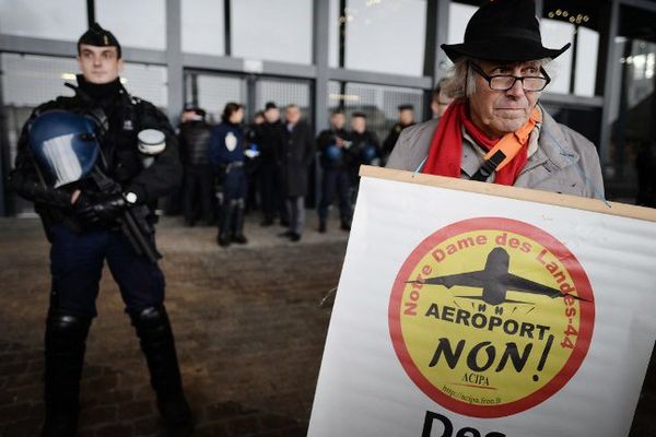 Devant le palais de justice de Nantes le 13 janvier 2016