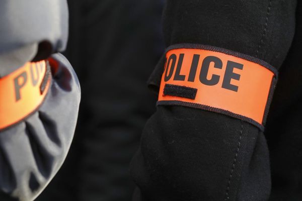 Lors de l’intervention, un policier avait lancé une grenade de désencerclement GMD, dont un plot de caoutchouc avait éborgné la mère de famille (illustration).