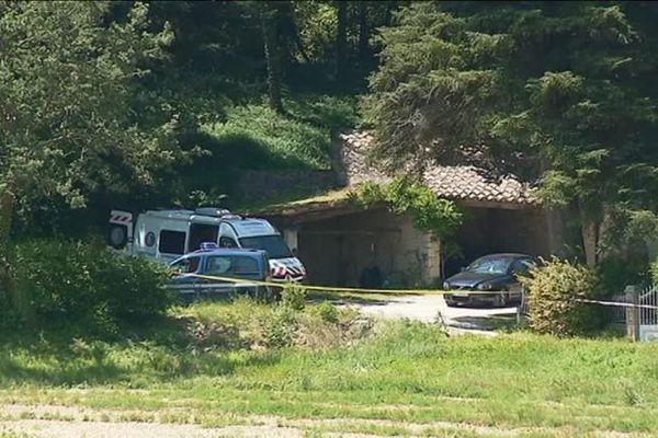 Les gendarmes ont retrouvé sous des couvertures le corps de la femme au rez-de-chaussée, et celui de son ami dans le jardin, mardi 19 juin. Leurs corps portaient les traces de coups violents, par arme "contondante" et arme blanche. 