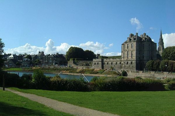 Au premier plan, l'étang de la ville de Quintin avec le château et la basilique en arrière plan