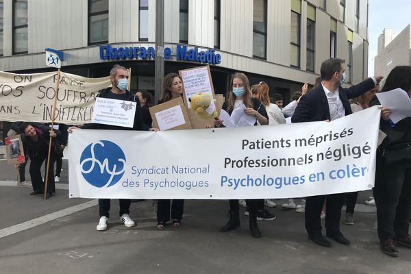 Les manifestants se sont retrouvés dans la caisse primaire d'assurance-maladie avant de se diriger vers la Préfecture.