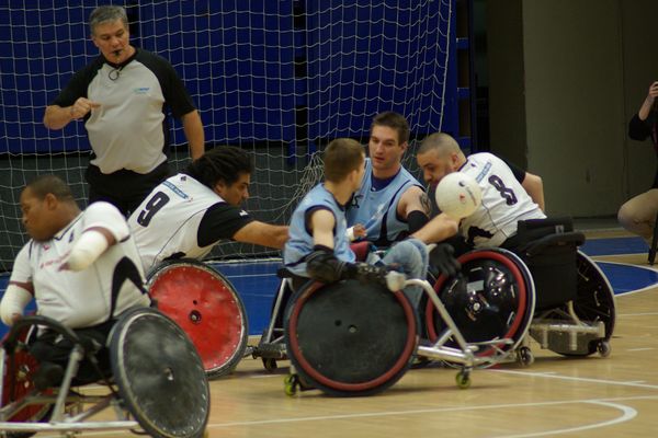 Le Cap Saaa, l'équipe parisienne (en blanc), en lice pour décrocher la Coupe de France de rugby-fauteuil