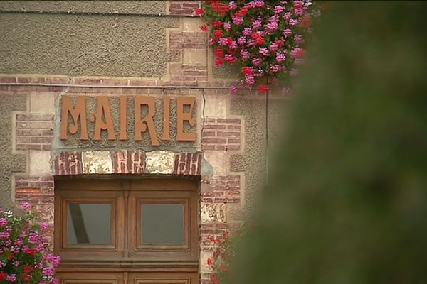 De plus en plus de communes peinent à recruter des secrétaires de mairies.