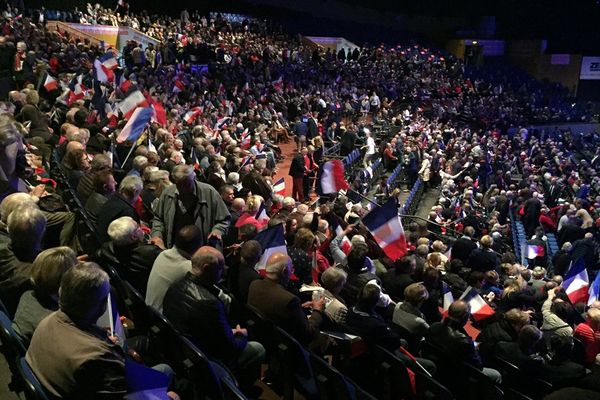 Selon les organisateurs, un quart d'heure avant le coup d'envoi du meeting de François Fillon, 4000 personnes étaient présentes au zénith de Caen