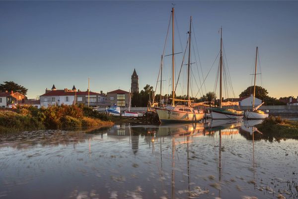 Grande marée dans le port de Noirmoutier (Vendée 85 - France)