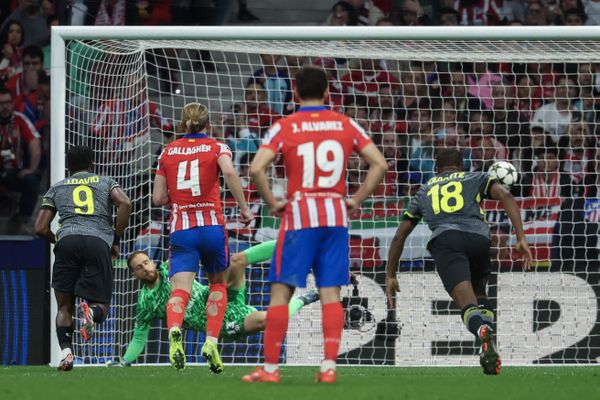 Jonathan David, numéro 9, marque le penalty pour prendre l'avantage pour le LOSC et mener 2 - 1 contre l'Atéltico. Le score final sera de 3 - 1 en faveur du LOSC.