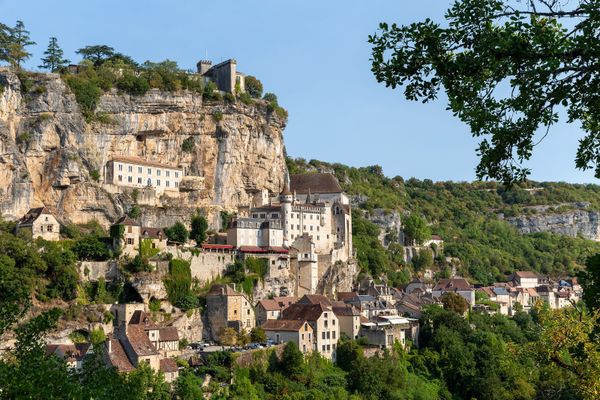 En gravissant les 216 marches du Grand Escalier, les flâneurs peuvent découvrir les nombreuses attractions de Rocamadour situé dans le département du Lot.