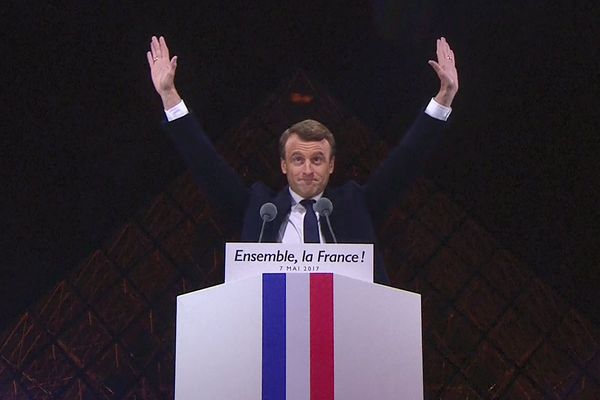 Emmanuel Macron devant la Pyramide du Louvre, à Paris ce dimanche soir