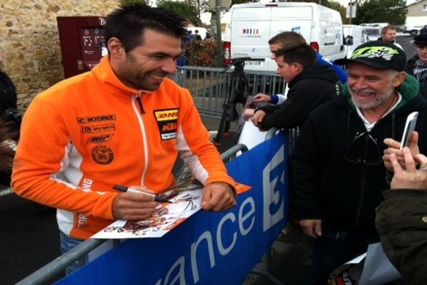 Sur le stand de France 3 Auvergne, Antoine Méo signe sa victoire au championnat de France d'enduro ce week end à Brioude 