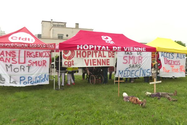 Un rassemblement a été organisé devant l'hôpital de Vienne, ce vendredi 26 avril, pour alerter sur la situation des urgences et du Smur.