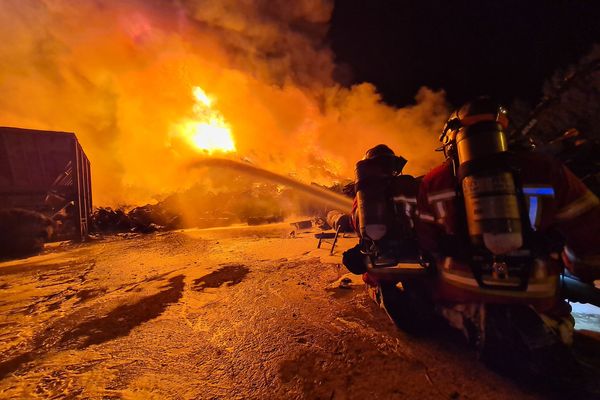 Les pompiers de l'Oise ont lutté une partie de la nuit contre un incendie dans une entreprise de recyclage de métaux à Clairoix.