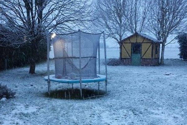 La neige est tombée cette nuit et ce matin dans la région, comme ici à Lahoussoye (80).