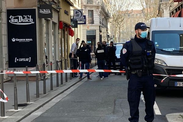 Un fourgon a été braqué rue Thomassin à Lyon 2e, vendredi 26 mars dans la matinée, sans faire de blessés.