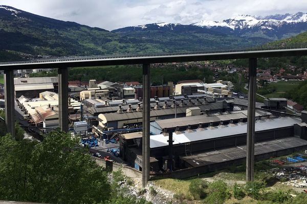 La fameuse usine SGL Carbon sous le viaduc des Egratz dans la zone industrielle de Chedde-Passy