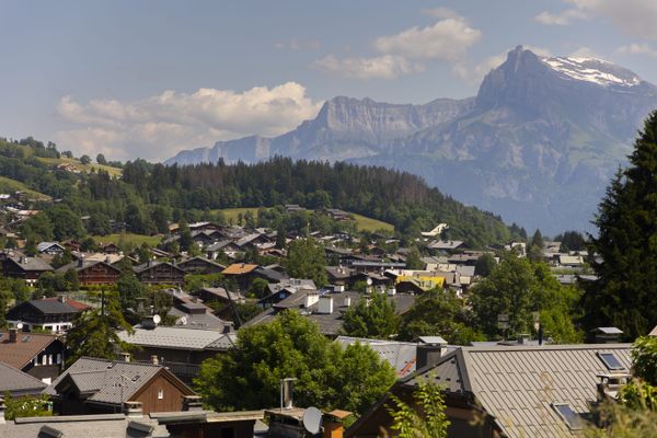 Une vue de la commune de Megève, en Haute-Savoie, le 16 juin 2023. (Illustration)