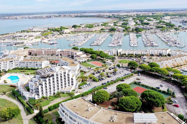 Port-Camargue, quartier de la commune du Grau-du-Roi dans le Gard, est un lieu emblématique du développement du tourisme de masse au bord de la mer Méditerranée.