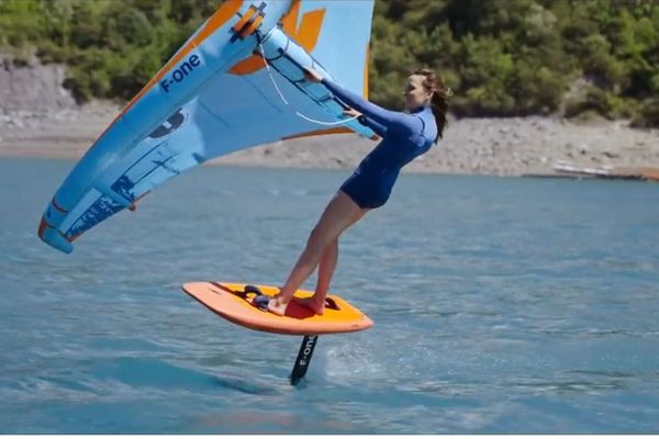 Découvrez la discipline du Wing Foil, ce sport en mer qui vous permet de voler au-dessus de l'eau