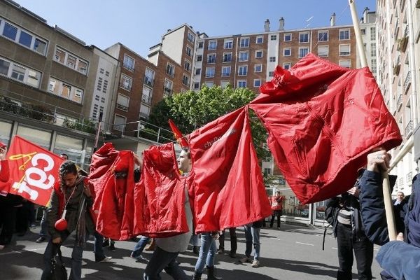 Une cinquantaine de salariés de Chapitre ont manifesté ce lundi à Paris devant le siège de leur maison-mère Actissia dans le XVe arrondissement. 