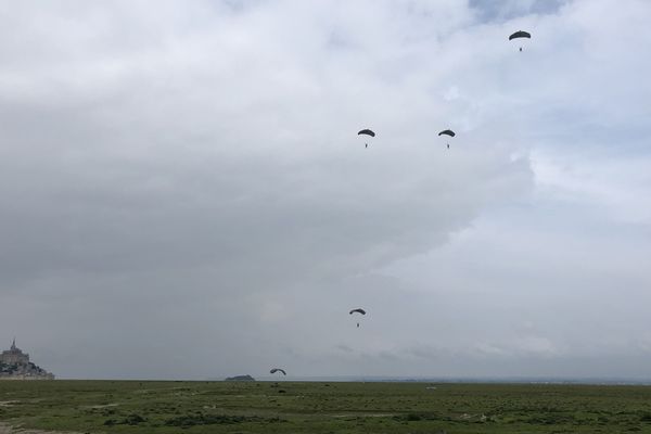 150 Parachutistes Sautent Au Dessus Du Mont Saint Michel Et Lancent Les Festivites Du 75eme Anniversaire Du Debarquement