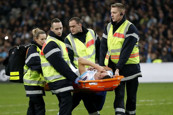 Florian Thauvin sorti sur civière après une heure de jeu contre Bilbao.