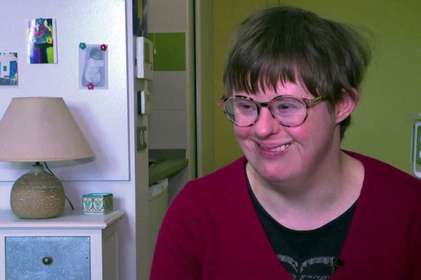 Hélène est l'une des résidentes handicapées. Son sourire témoigne de son bonheur d'être autonome et d'être reconnue comme une citoyenne à part entière.