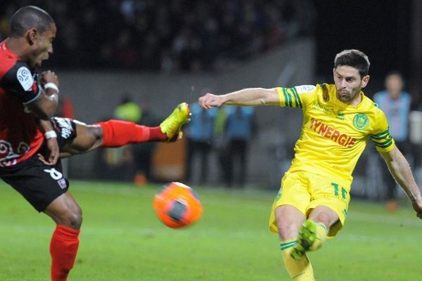 Le Guingampais Claudio Beauvue et le Nantais Moustapha Diallo lors du derby