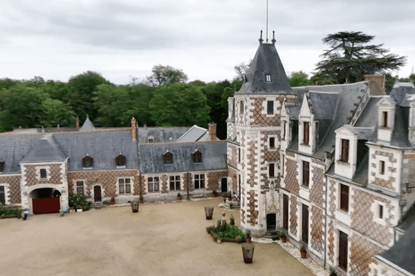 André Manoukian visite le château de Jallanges en compagnie de son propriétaire.