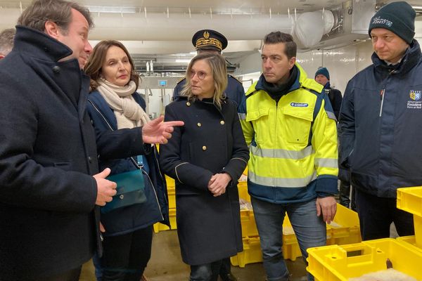 La ministre de la pêche, Agnès Pannier-Runacher, au Guilvinec (Finistère) le 17 janvier. A gauche : Loïg Chesnais-Girard président du Conseil régional de Bretagne. À droite : Maël De Calan, président du Conseil départemental du Finistère.