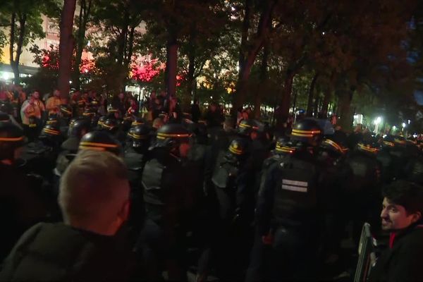 Vers 19h30, les forces de l'ordre amenaient au stade les supporters ultras néerlandais