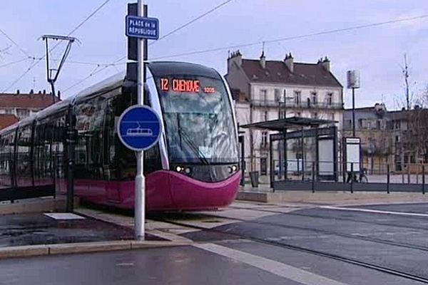 Plusieurs collisions ont déjà eu lieu entre des rames de tramway et des automobiles qui tentaient de forcer le passage