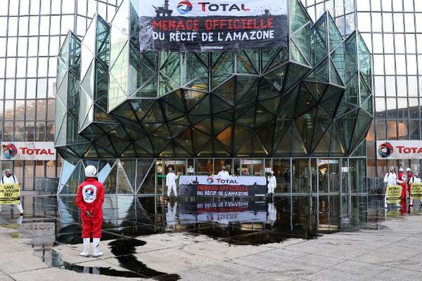 Une opération coup de poing de Greenpeace devant le siège de Total, à La Défense.