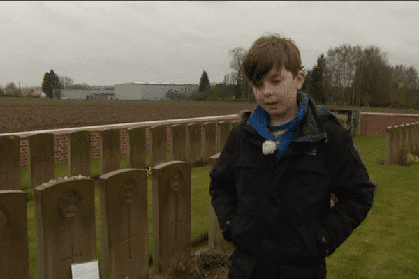 Rees, 9 ans, a voulu voir de ses propres yeux les tombes des soldats anglais morts durant la Première Guerre Mondiale. 