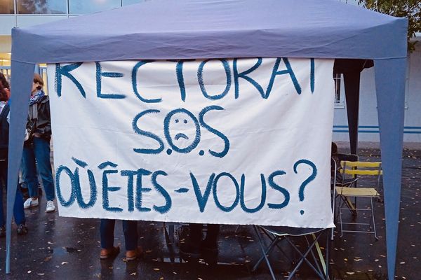 Mobilisation des parents devant le lycée Mozart au Blanc-Mesnil ce vendredi 21 octobre.