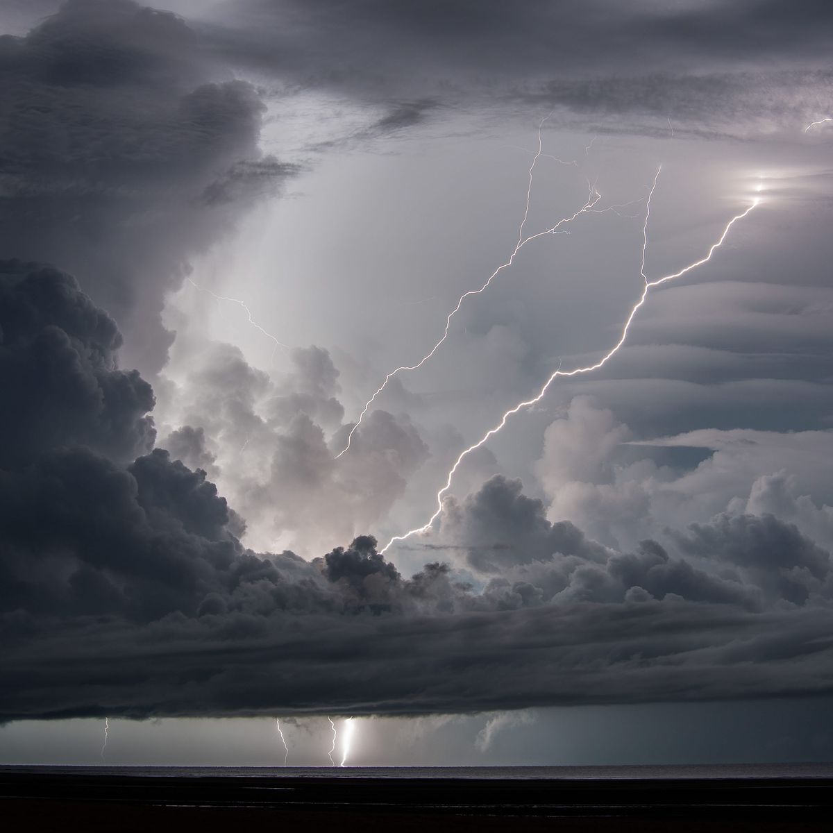 Meteo Orages L Auvergne Placee En Vigilance Jaune [ 1200 x 1200 Pixel ]