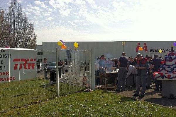 Gâteau et ballons... Avec ironie, les TRW ont "fêté" le premier anniversaire du plan social qui touche leur site.